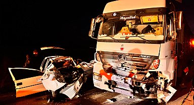 Afyonkarahisar'da TIR ile otomobil çarpıştı: 3 ölü, 1 yaralı