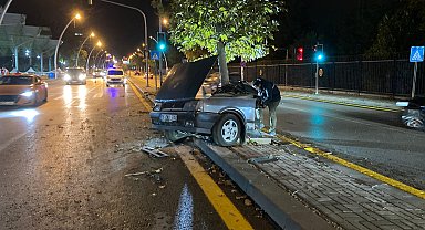 Ağaca çarpıp ikiye bölünen otomobilin yarısı karşı şeride geçti: 2 yaralı