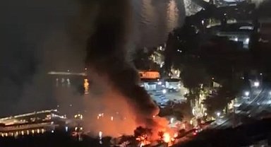 Alev alev yanan restoran kullanılamaz hale geldi