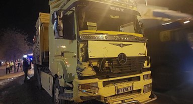 Alkollü TIR şoförü, yarım saatte 3 kazaya karıştı: 2 ölü, 2 yaralı