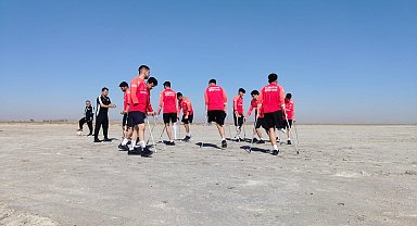 Ampute Futbol Milli Takımı, kuruyan Seyfe Gölü'nde idman yaptı