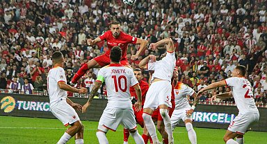 Ay-yıldızlılar, Karadağ engelini tek golle geçti