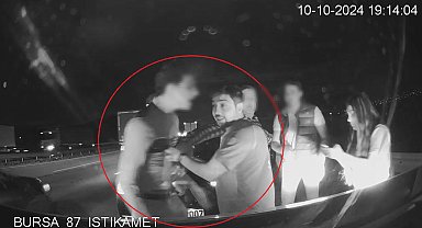 Baba ile oğlu, hasta taşıyan ambulansın önünü kesip sürücüyü darbetti