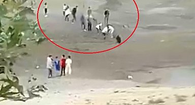 Bataklığa saplanan 3 çocuk, insan zinciri ile kurtarıldı; o anlar kamerada