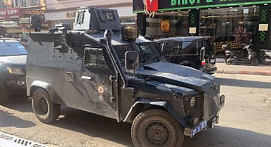 Caddede, yol kenarında el bombası bulundu