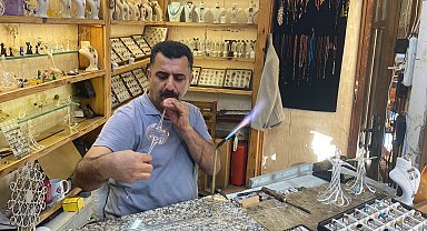 Cama üfleyerek şekil veriyor