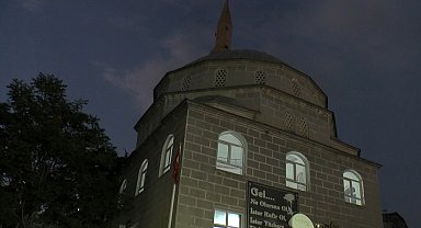 Caminin gönüllü temizlikçisini sopayla darbetti