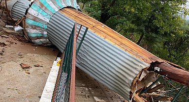 Caminin minaresi fırtınada devrildi, imamın otomobili zarar gördü