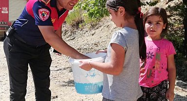 Çocukluk hayalini gerçekleştirdi, çocuklarını da gönüllü itfaiyeci yaptı