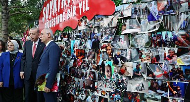Cumhurbaşkanı Erdoğan, 'Soykırımın gölgesinde geçen 1 yıl' panosunu inceledi