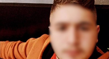 Dedesini, dedesinin birlikte yaşadığı kadını ve evdeki 1 kişiyi bıçak ve baltayla öldürdü