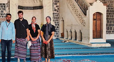 Diyarbakır Ulu Camii'nde erkek turistler, kadınlar için ayrılan etekleri giydi