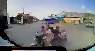 Dolmuş, elektrikli motosiklete çarptı: 5'i çocuk, 7 yaralı