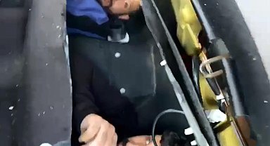 Edirne'de otomobilin koltuğunun altında 2 kaçak göçmen yakalandı