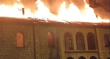 Eski il halk kütüphanesi binasında çıkan yangın, 5 saatte söndürüldü