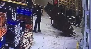 Fabrikada üzerine kasa devrilen işçi yaralandı, kaza anı kamerada