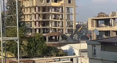 Gaziantep'te 6 katlı bina, yıkım sırasında çöktü