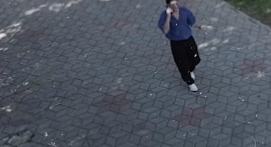 Hatasını fark edip yere attığı izmarit aldı, kameraya özür işareti yaptı