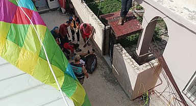 İnişte çatıya çarpıp düşen yamaç paraşütçüsü yaralandı