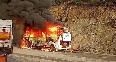 İşçi servis minibüsü yandı