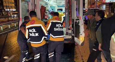 İstanbul-Avcılar D-100'de otomobil aydınlatma direğine çarptı: 4 yaralı
