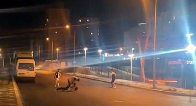 İstanbul - Avcılar'da gençlerin tekmeli yumruklıu kavgası kamerada