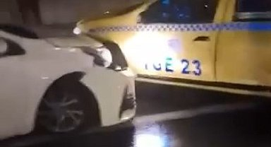 İstanbul - Avcılar'da otomobil taksiye çarptı