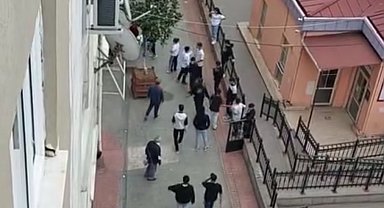 İstanbul-Beyoğlu'nda iki grubun tekme ve yumruklu kavgası kamerada