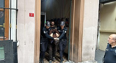 İstanbul - Beyoğlu'nda polise bıçakla saldıran şüpheli adliyeye sevk edildi