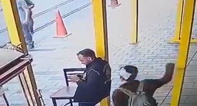 İstanbul-Beyoğlu'nda polise bıçaklı saldırı kamerada: Saldırgan gözaltına alındı