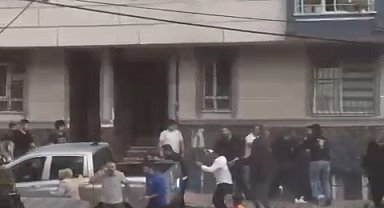 İstanbul- Ceviz kavgasında ortalık savaş alanına döndü; iş makinesiyle kavgaya girdi