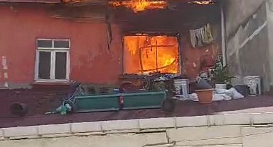 İstanbul-Eyüpsultan'da bir binanın çatısı alev alev yandı