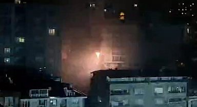 İstanbul-Eyüpsultan'da elektrik tellerindeki patlamalar sokağı aydınlattı