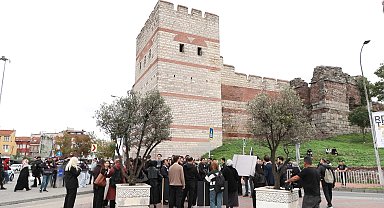 İstanbul-İkbal Uzuner ve Ayşenur Halil için Edirnekapı Surlarında 'Saygı nöbeti'