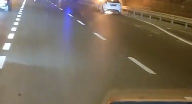 İstanbul-Kadıköy'de seyir halindeki otomobil alev alev yandı