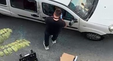 İstanbul- Kağıthane'de çekiçli maganda dehşeti: Otomobilin önünü kestiler, camları kırıp darbettiler
