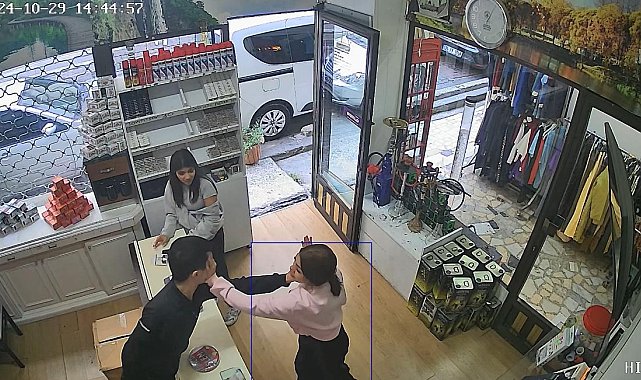 İstanbul- Kağıthane'de iki hırsız çalışanı tokatlayıp cep telefonu çaldı; o anlar kamerada