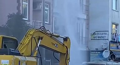 İstanbul- Kağıthane'de kepçe isale borusunu patlattı: Tazyikli su metrelerce yukarıya fışkırdı