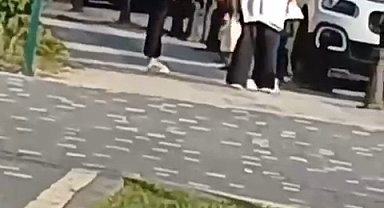 İstanbul- Silivri'de uzaklaştırma kararı aldırdığı eşi tarafından çocuğunun yanında darbedildi