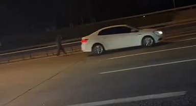 İstanbul - Sultangazi TEM Otoyolu'nda ve caddede trafiğe aldırış etmeden dakikalarca yürüdüler