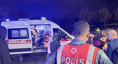 İstanbul-Sultangazi'de kamyonunun çarptığı yön levhasının direği otomobilin üzerine devrildi; o anlar kamerada