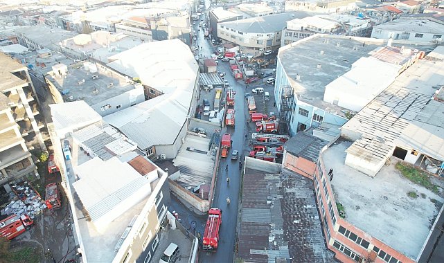 İstanbul- Zeytinburnu'nda yanan iş yeri saatler sonra söndürülebildi