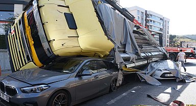 İzmir'de şoförü polisten kaçan TIR, iki otomobilin üzerine devrildi; 2 yaralı