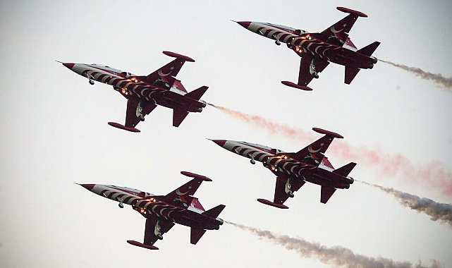 İzmir'de, Türk Yıldızları'ndan 29 Ekim öncesi prova uçuşu