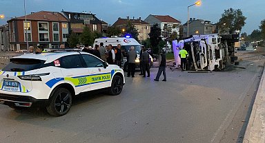 Kaldırımı ve koruma tellerini aşan TIR, tali yola düştü; şoför yaralandı