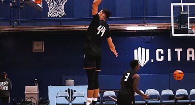 Kani Topuz, UAlbany Great Danes'ta forma giyecek