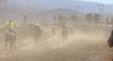 Karlıova'da geleneksel at yarışlarına büyük ilgi