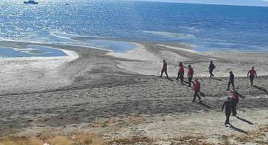 Kayıp Rojin'i, deprem bölgesinde görev alan hassas burunlu köpekler de arıyor