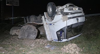 Kayseri'de hafif ticari araç ile kamyon çarpıştı; 1 öğretmen öldü, 5 yaralı