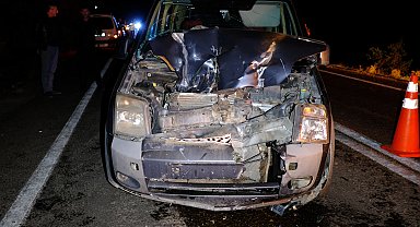 Kayseri'de hafif ticari araç, traktöre çarptı: 2 yaralı